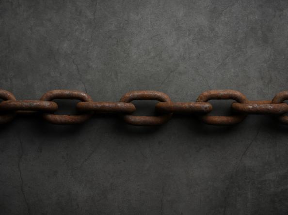 الصدمة التي يسببها الممولون: كيف تُشكّل وعي قادة المنظمات غير الربحية وتعيد تشكيل القطاع بأكمله؟