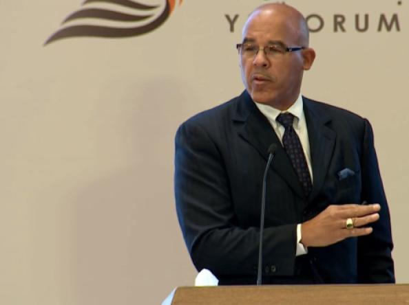 حين تخرّج المزرعة 955 طالبًا: دروس جلسة جيمس مور في منتدى جامعة اليمامة للأوقاف التعليمية