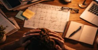 8 ممارسات عملية لتخفيف ضغط نهاية العام في القطاع غير الربحي